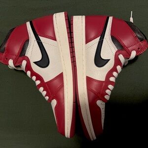 2022 Air Jordan 1 Retro High OG 'Chicago
Lost & Found'